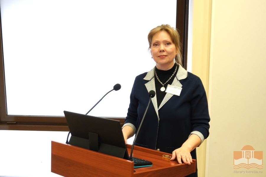 Kirjallisuussanelu 2025 Kansalliskirjastossa. Juontaja Larisa Feklistova