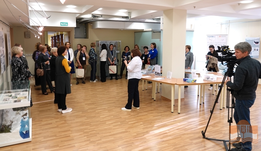 Luetaan Arktiksesta -näyttelyssä Karjalan Kansalliskirjastossa