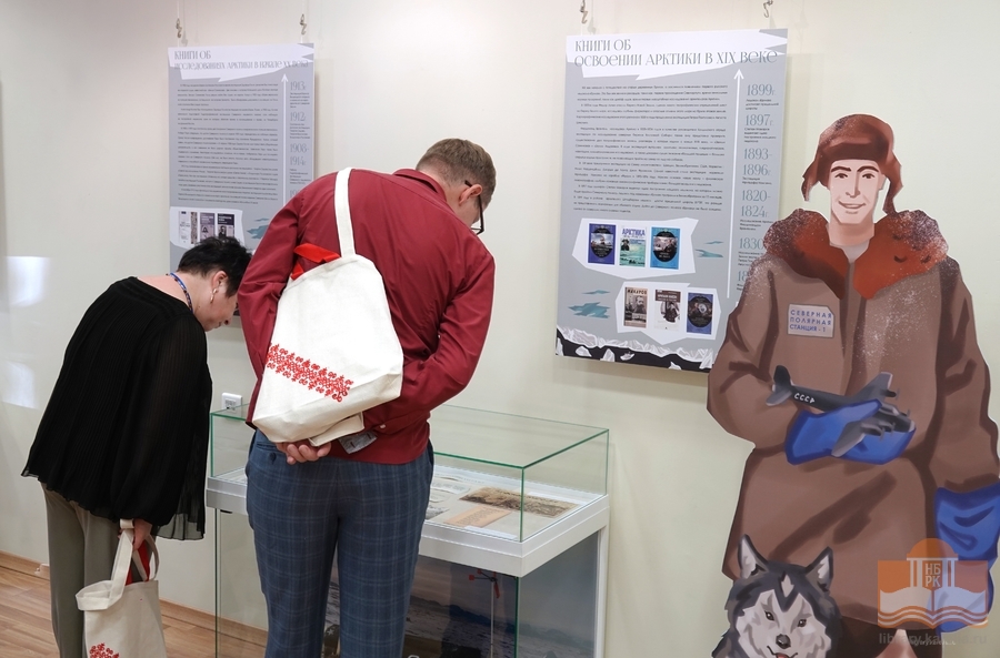 Luetaan Arktiksesta -näyttelyssä Karjalan Kansalliskirjastossa