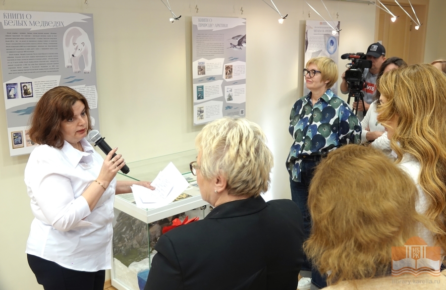 Luetaan Arktiksesta -näyttelyssä Karjalan Kansalliskirjastossa. Näyttelyn koordinaattori Ksenia Mihailova