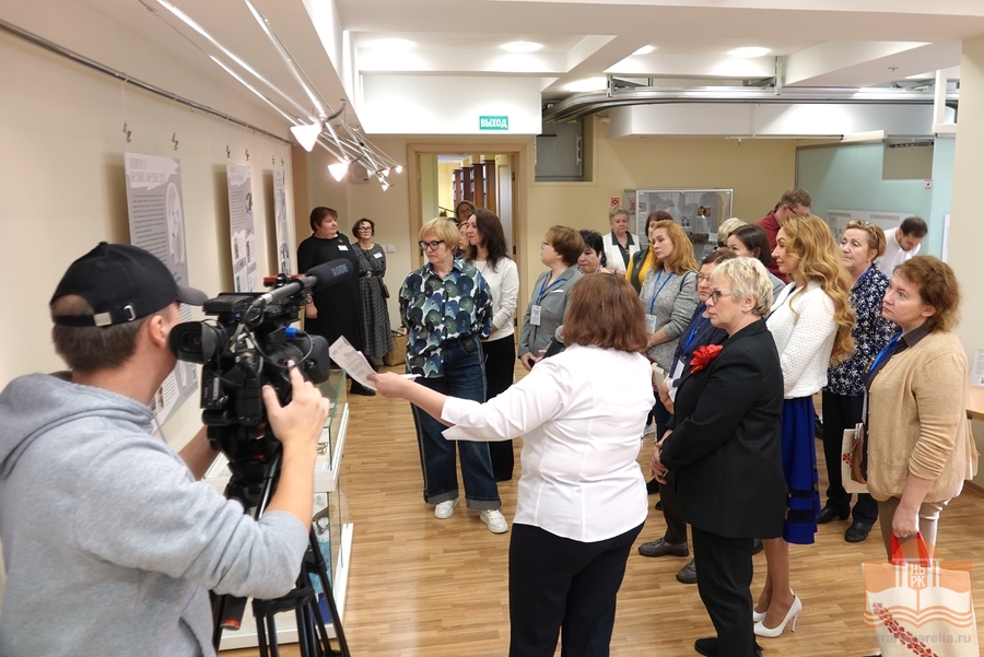 Luetaan Arktiksesta -näyttelyssä Karjalan Kansalliskirjastossa. Näyttelyn koordinaattori Ksenia Mihailova