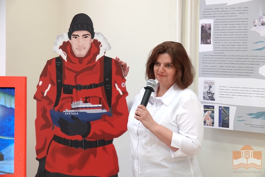 Luetaan Arktiksesta -näyttelyssä Karjalan Kansalliskirjastossa. Näyttelyn koordinaattori Ksenia Mihailova
