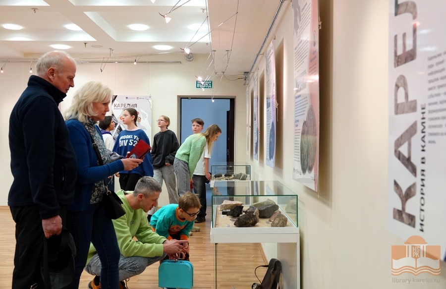 Karjala. Historiaa kivessä –näyttelyn avajaisissa
