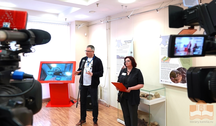 Sergei Svetov, Geologiainstituutin johtaja, Ksenia Mihailova, Karjala. Historiaa kivessä –näyttelyn kuraattori