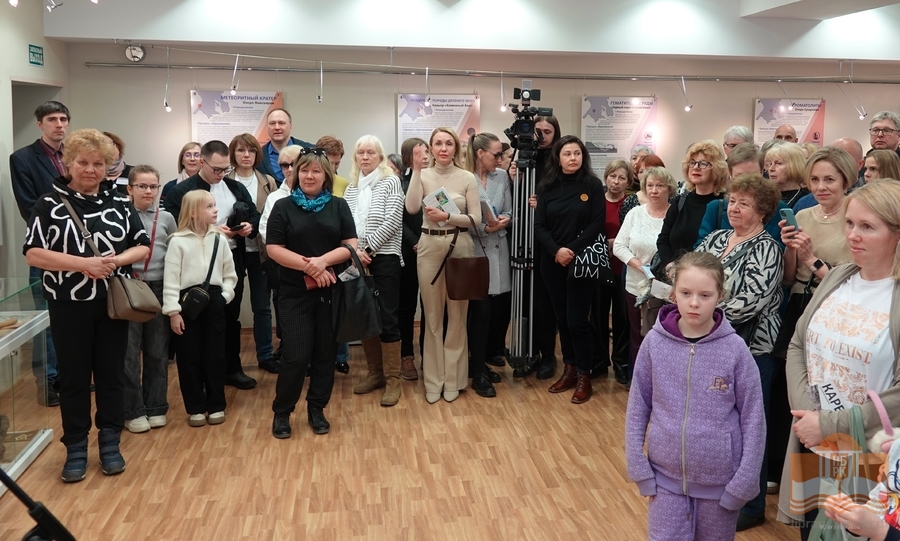 Karjala. Historiaa kivessä –näyttelyn avajaisissa