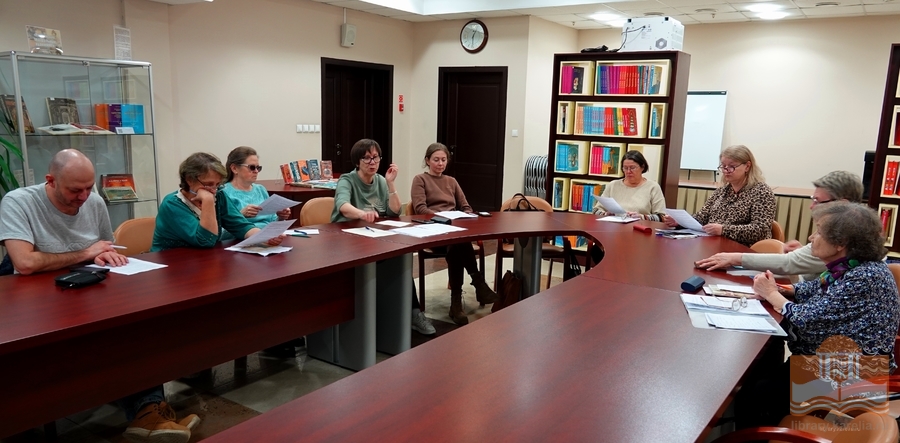 Oma/Vieras –projektin osallistujat Karjalan Kansalliskirjastossa