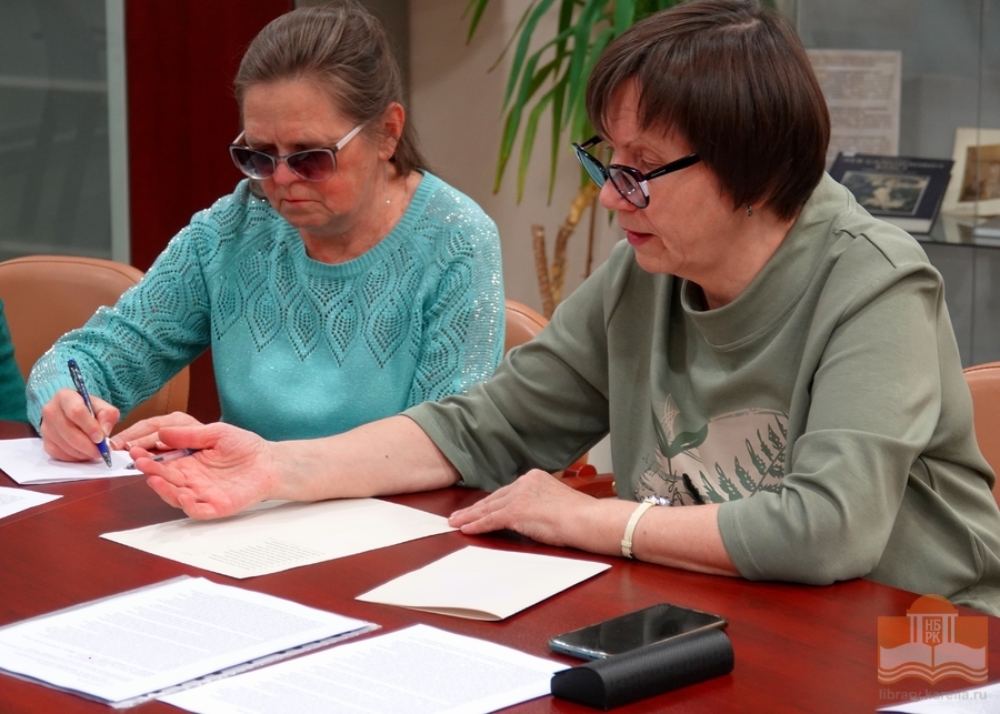 Oma/Vieras –projektin osallistujat Karjalan Kansalliskirjastossa