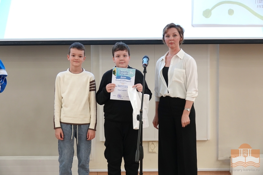 Kilpailun tuomari Jelena Fjodorova myöntää palkintoa