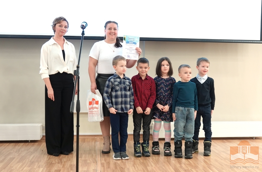 Kilpailun tuomari Jelena Fjodorova myöntää palkintoa