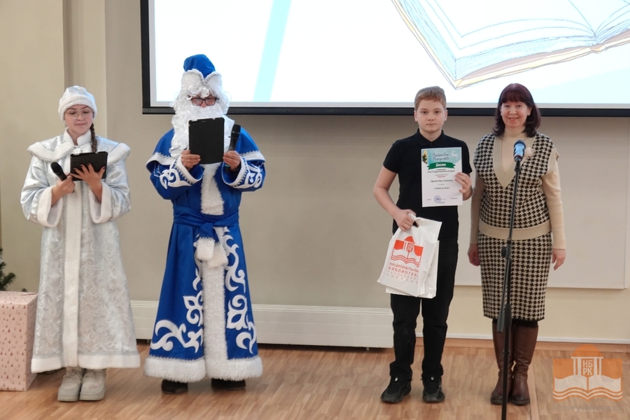 Kilpailun tuomari Tatjana Dudinova myöntää palkintoa