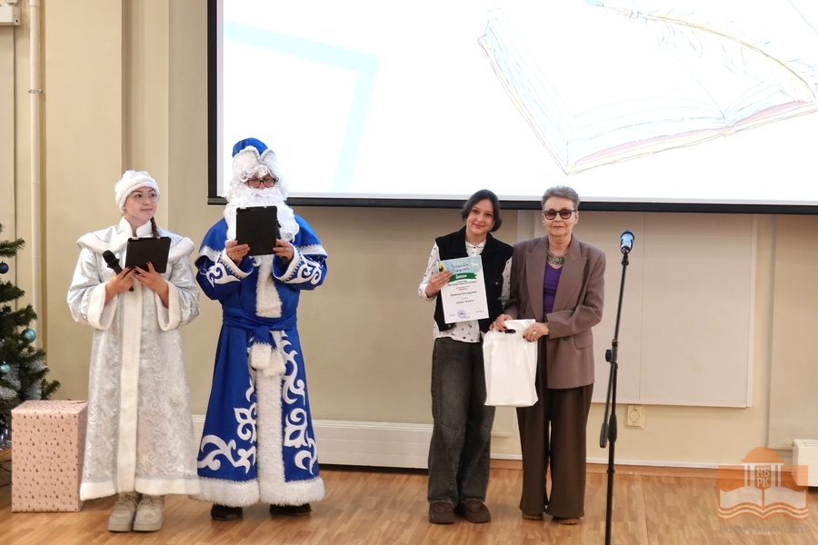 Kilpailun tuomari Svetlana Zaalova myöntää palkintoa