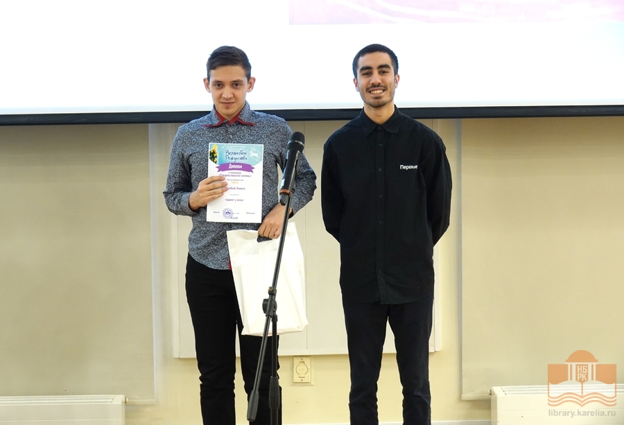 Aiman Amer, Ensimmäisten liikkeen Petroskoin paikallisosaston puheenjohtaja, myöntää palkintoa