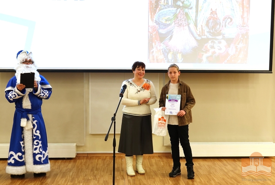 Kilpailun tuomari Darja Odinets myöntää palkintoa