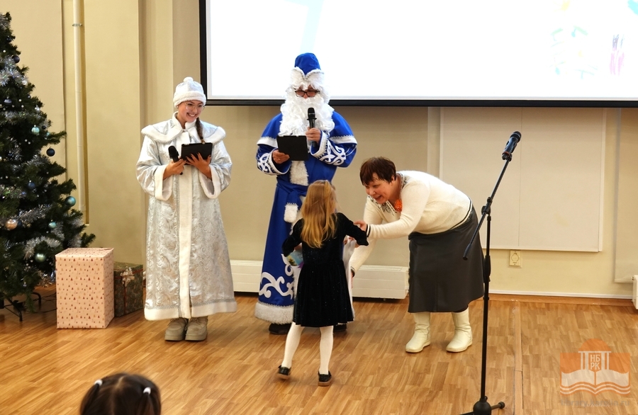 Kilpailun tuomari Darja Odinets myöntää palkintoa