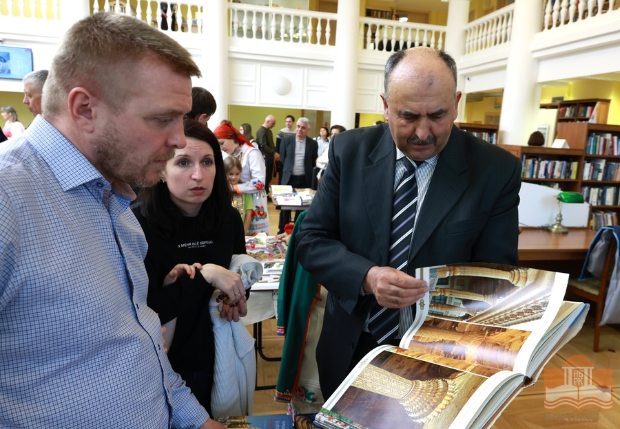 Kansojen markkinat. Juhlissa eri kansallisuuksien edustajat antoivat lämpöään ja värejää