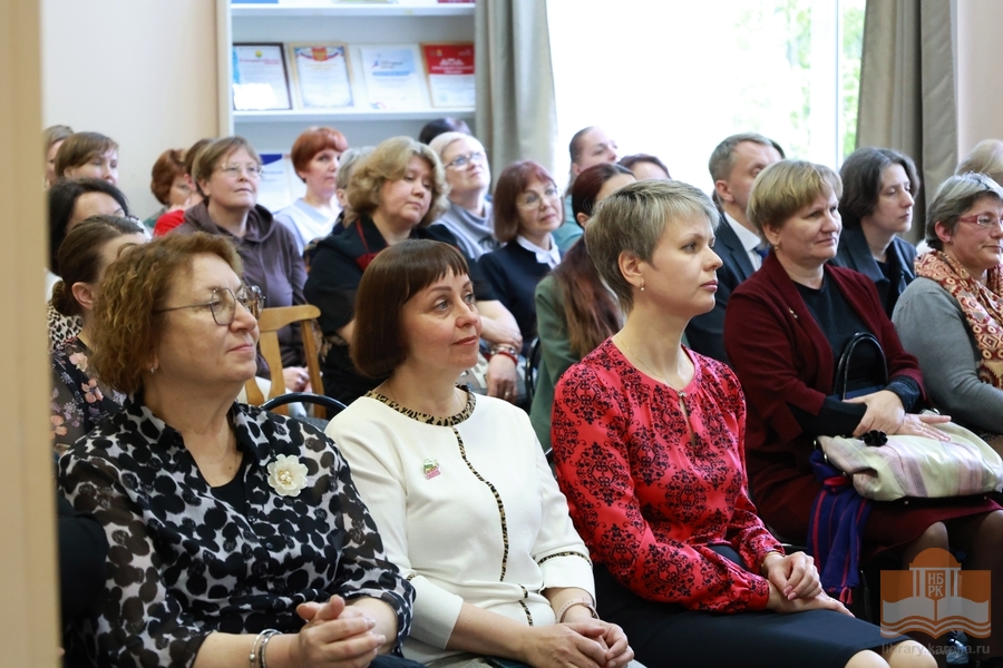 Venäjän kirjastopäivän kunniaksi järjestetyn juhlatilaisuuden osallistujia