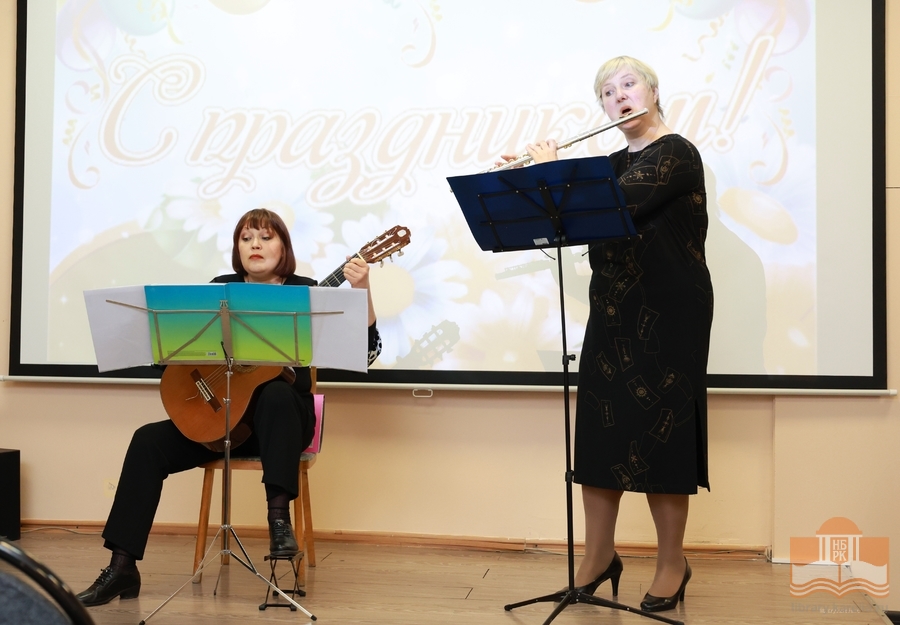 Sozvutšije –soitinduo soittaa musiikkia