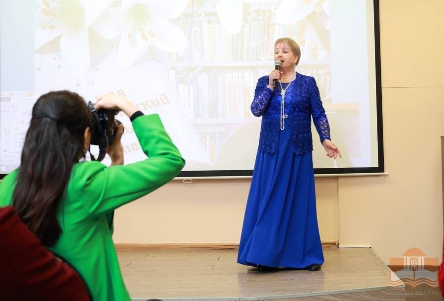 Laulaa Valentina Vinogradova, Onego-yhtyeen solisti (Kontupohjan kulttuuri- ja vapaa-ajankeskus)