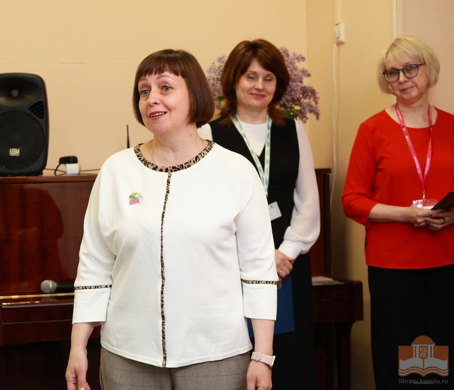 Tervehdyspuheensa piti Irina Iljina, Kontupohjan piirin B. J. Kravtšenkon keskuskirjaston johtaja