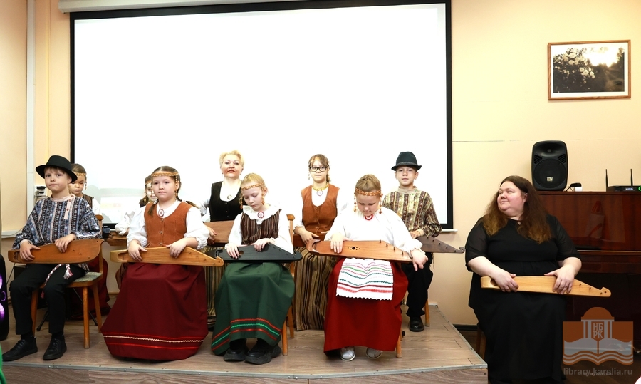 Pikkurilli –kansanmusiikkiyhtye (Kontupohja) esiintyy