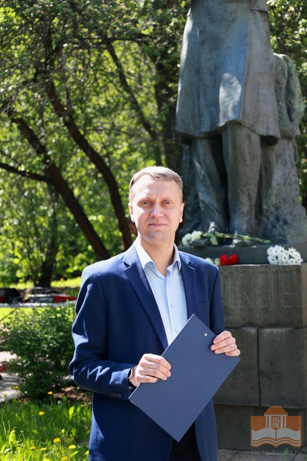 Kukat runoilijalle –juhlatilaisuuden juontaja Aleksandr Dokutšajev