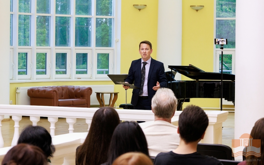 Filharmonian mieskuoron taiteellinen johtaja ja kapellimesteri Aleksei Umnov