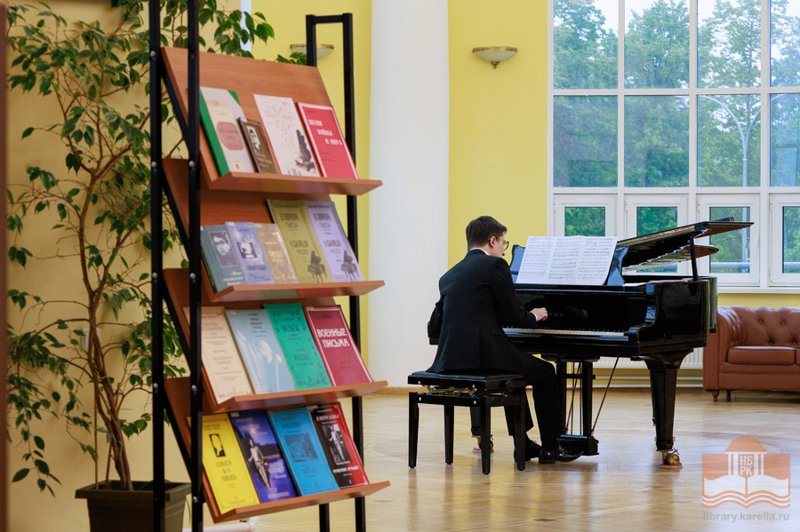 Karjalan valtionfilharmonian mieskuoron konserttimestari Kirill Zaitsev (piano)