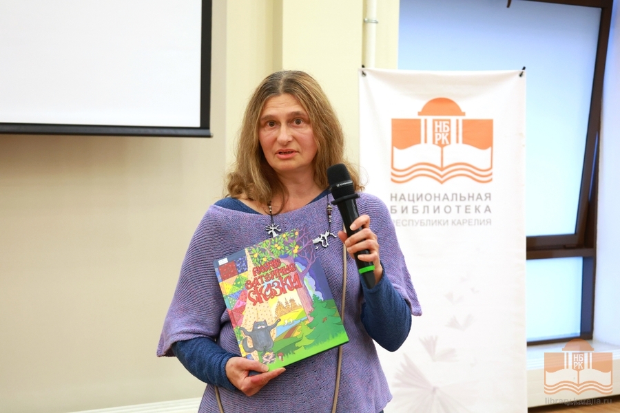 Juonikkaat venäläiset sadut –kirjan esittelytilaisuudessa. Puhuu Julia Guštšina